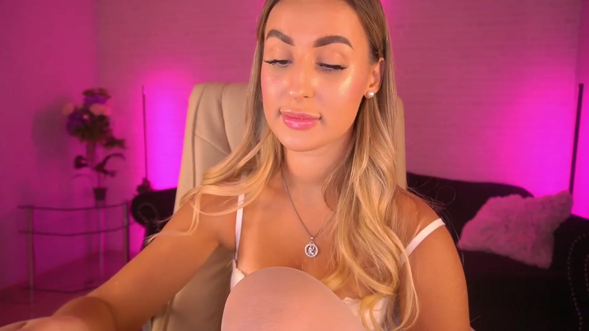 Gallery image thumbnail from Lia__Angel's myfreecams stream on, 09/04/2023, 14:50 image 17 of 20