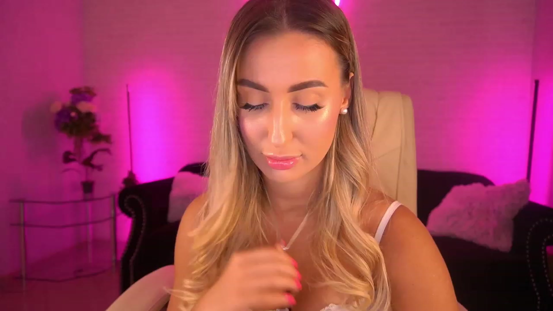 Gallery image thumbnail from Lia__Angel's myfreecams stream on, 09/04/2023, 14:50 image 7 of 20