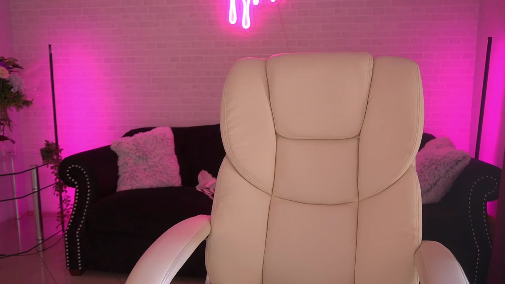 Gallery image thumbnail from Lia__Angel's myfreecams stream on, 09/17/2023, 14:44 image 19 of 20
