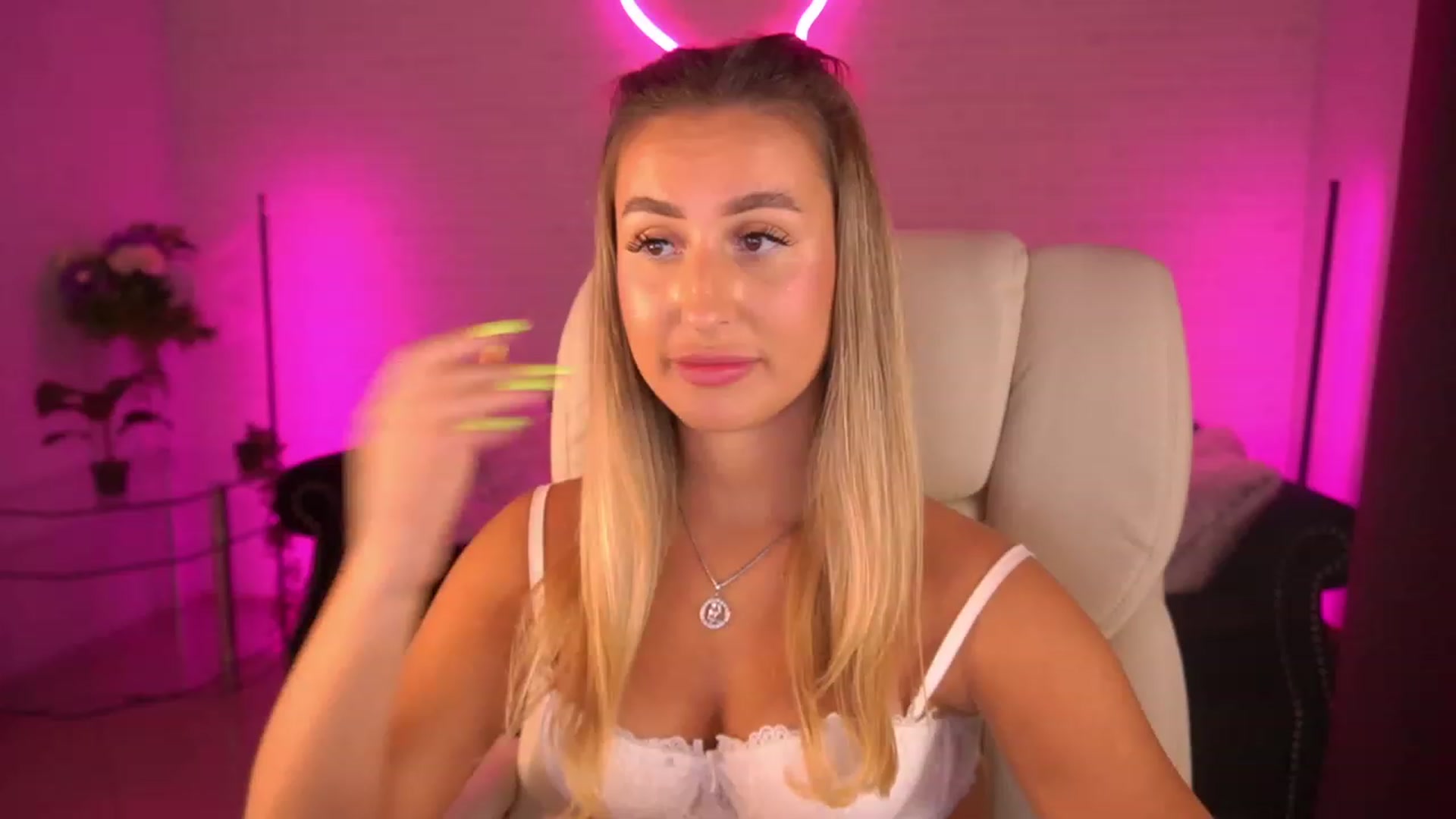 Gallery image thumbnail from Lia__Angel's myfreecams stream on, 09/17/2023, 16:59 image 1 of 20