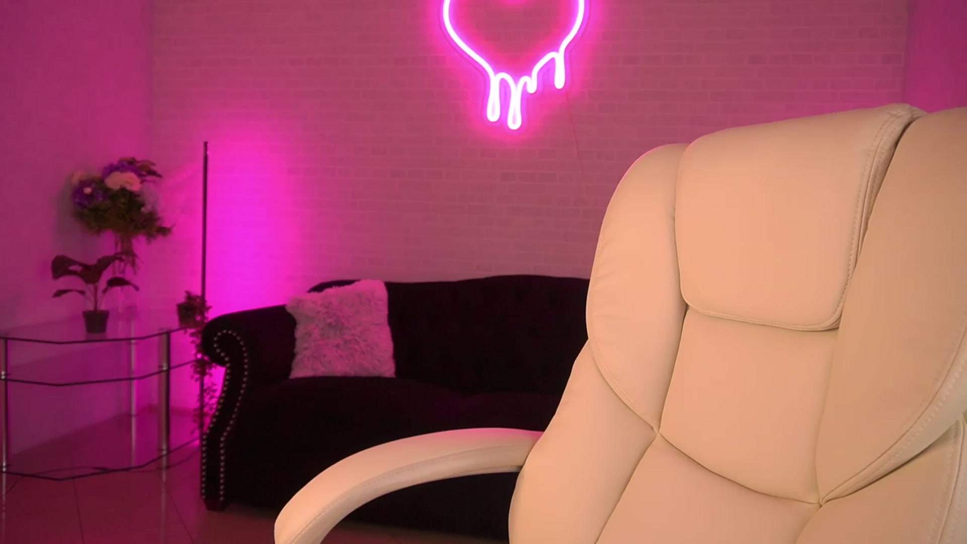 Gallery image thumbnail from Lia__Angel's myfreecams stream on, 09/17/2023, 16:59 image 12 of 20