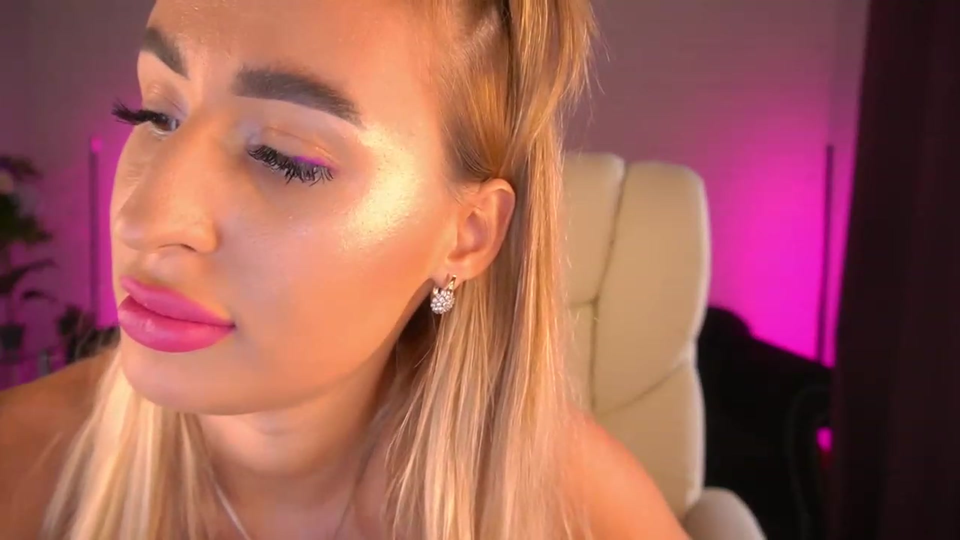 Gallery image thumbnail from Lia__Angel's myfreecams stream on, 09/23/2023, 16:04 image 14 of 20