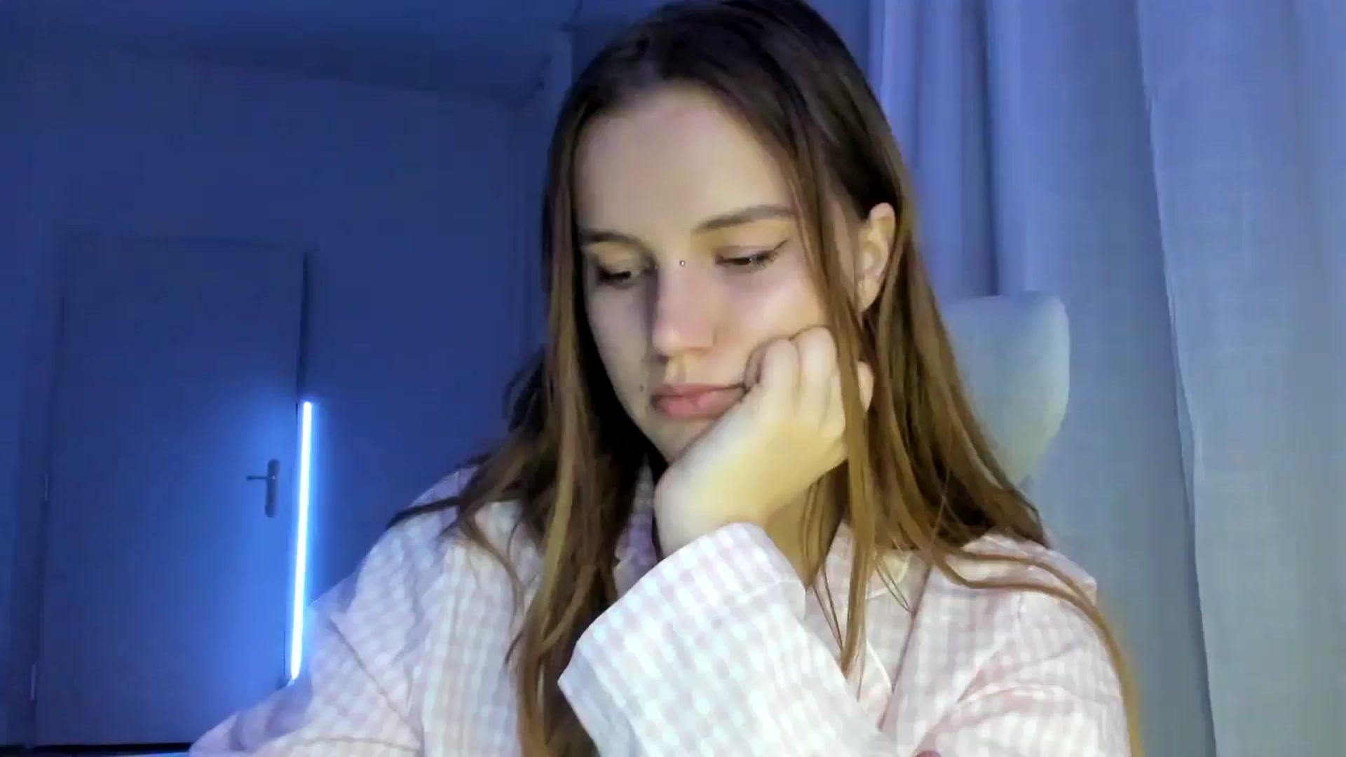 Gallery image thumbnail from Lia_lisia's myfreecams stream on, 01/11/2026, 24:34 image 5 of 20