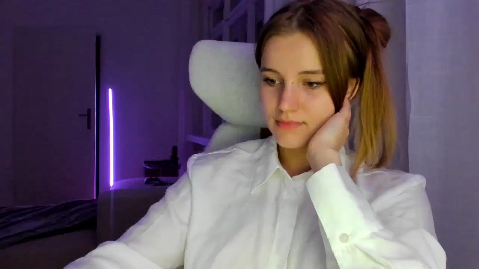 Gallery image thumbnail from Lia_lisia's myfreecams stream on, 01/15/2026, 23:53 image 17 of 20