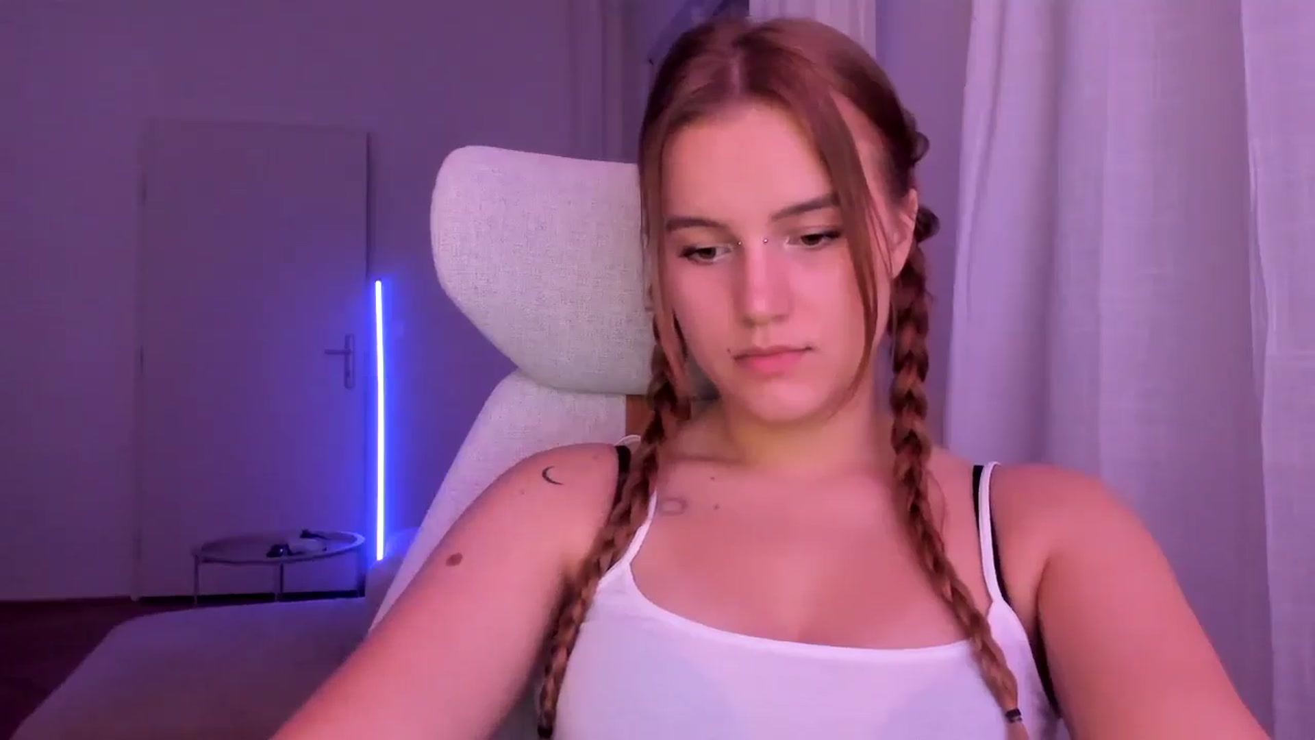 Gallery image thumbnail from Lia_lisia's myfreecams stream on, 01/22/2026, 20:36 image 7 of 20