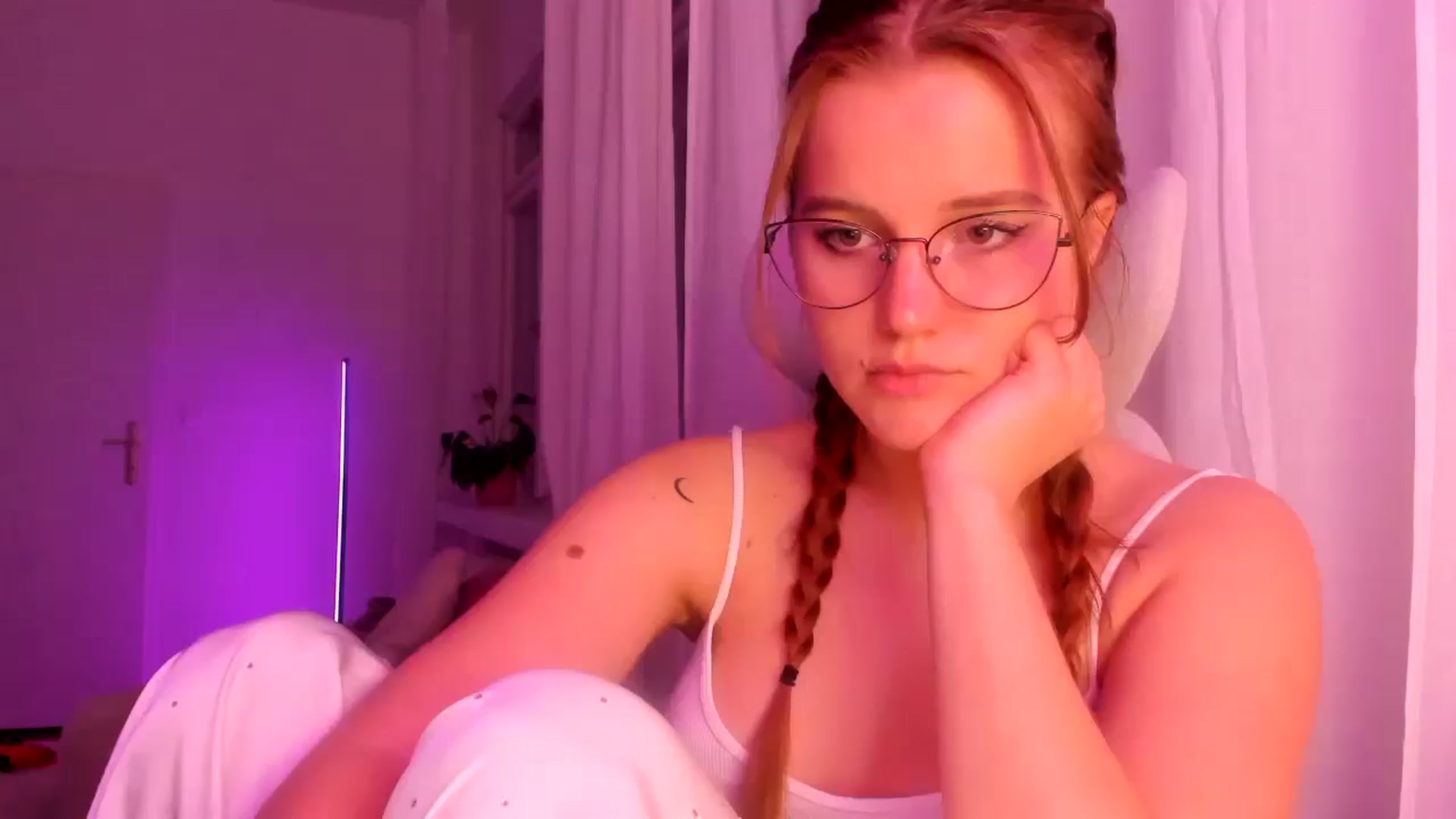 Gallery image thumbnail from Lia_lisia's myfreecams stream on, 03/27/2026, 20:37 image 3 of 20