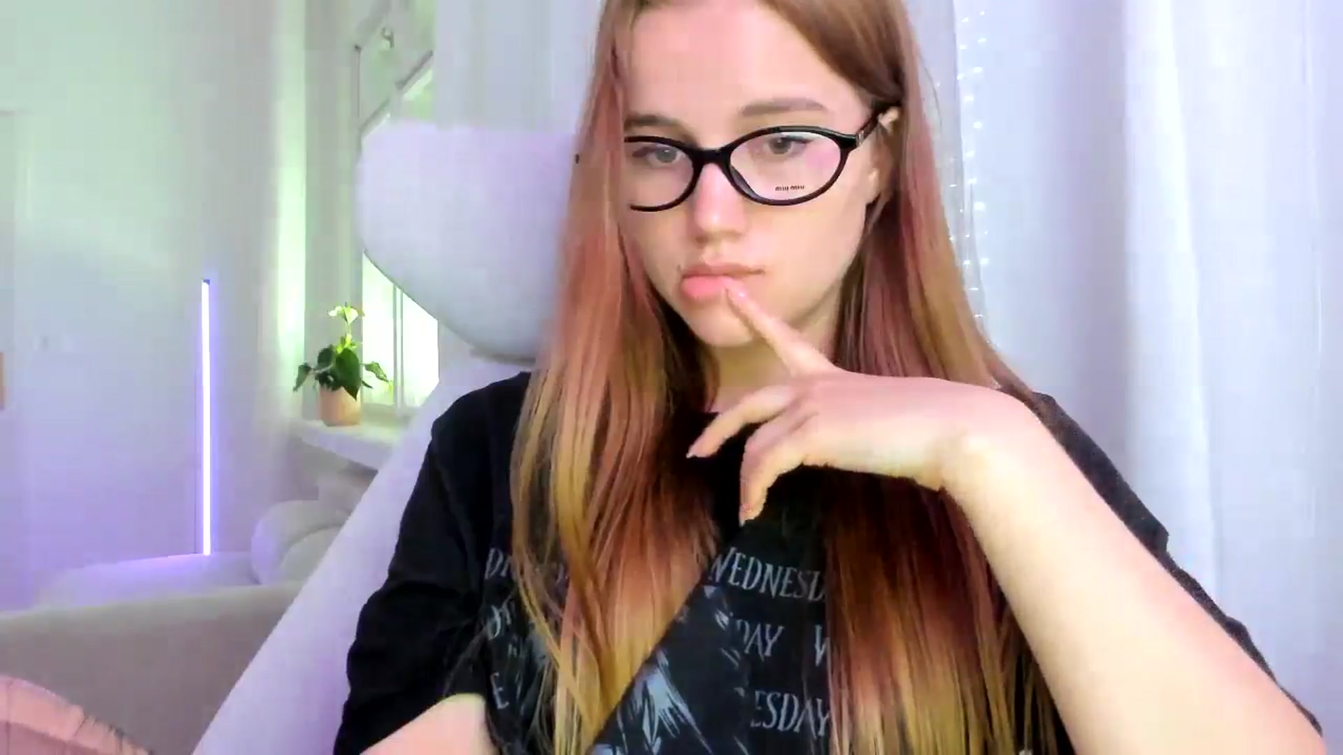Gallery image thumbnail from Lia_lisia's myfreecams stream on, 04/04/2026, 08:17 image 19 of 20
