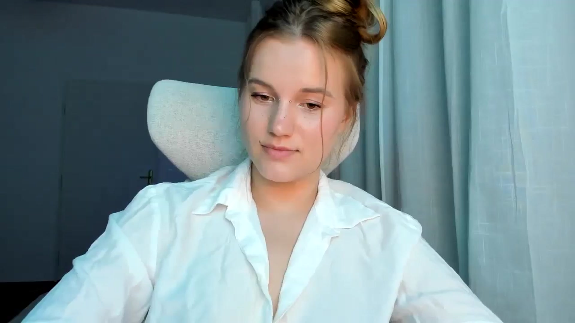 Gallery image thumbnail from Lia_lisia's myfreecams stream on, 04/28/2026, 18:21 image 18 of 20