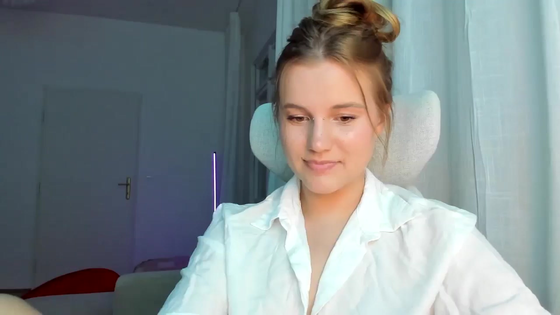 Gallery image thumbnail from Lia_lisia's myfreecams stream on, 04/28/2026, 18:21 image 14 of 20