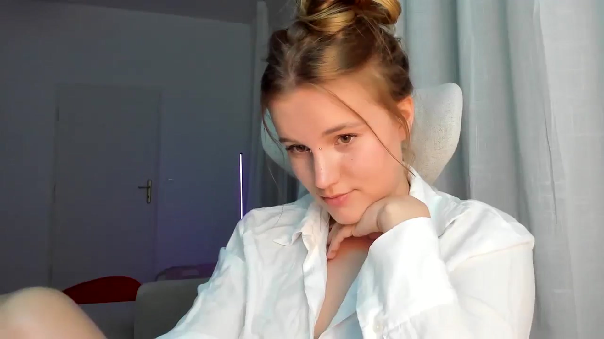 Gallery image thumbnail from Lia_lisia's myfreecams stream on, 04/28/2026, 19:05 image 9 of 20