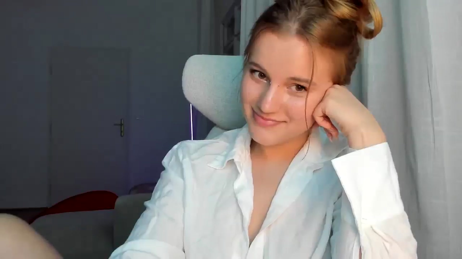 Gallery image thumbnail from Lia_lisia's myfreecams stream on, 04/28/2026, 19:05 image 16 of 20