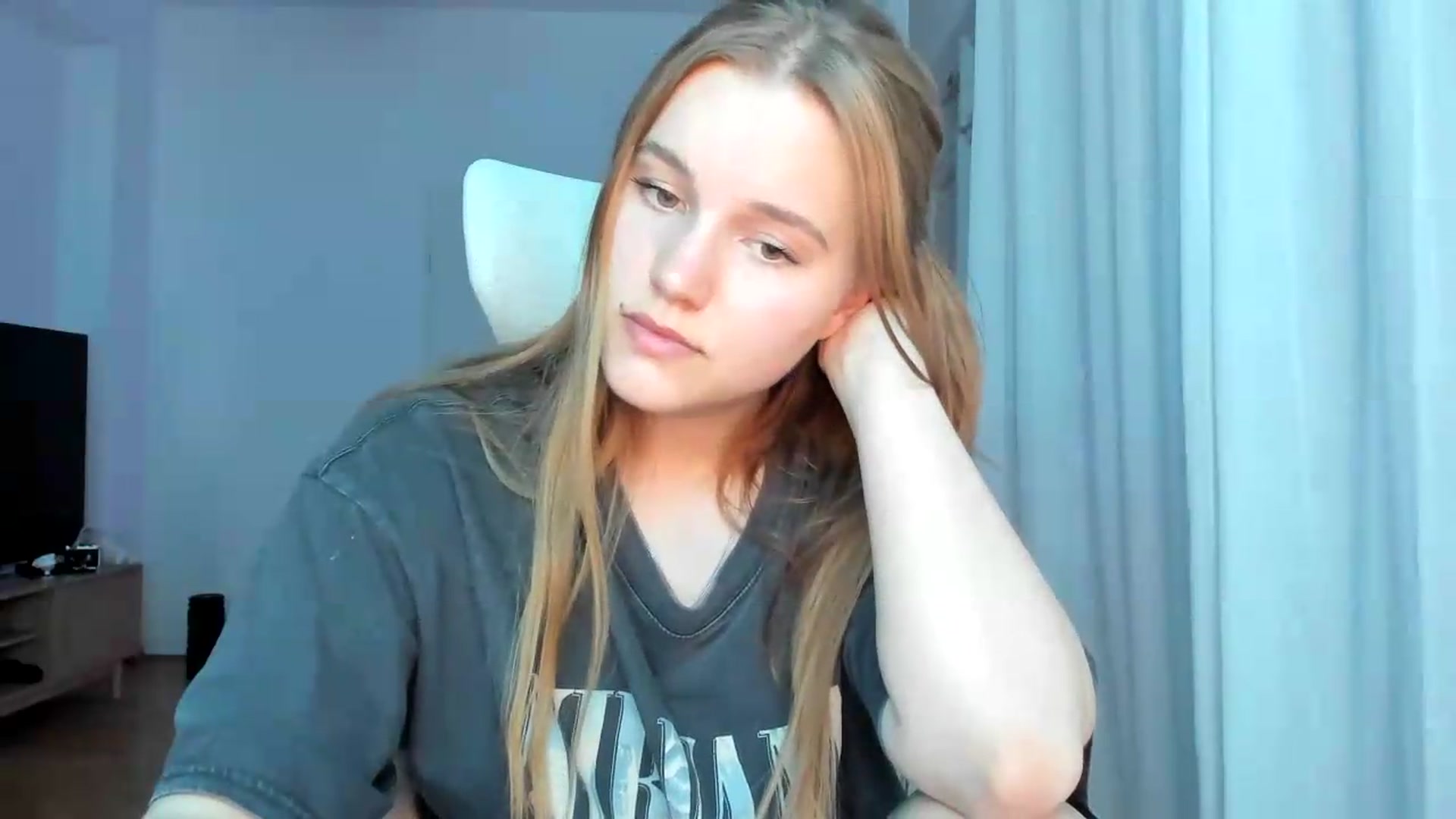 Gallery image thumbnail from Lia_lisia's myfreecams stream on, 05/11/2026, 17:54 image 18 of 20