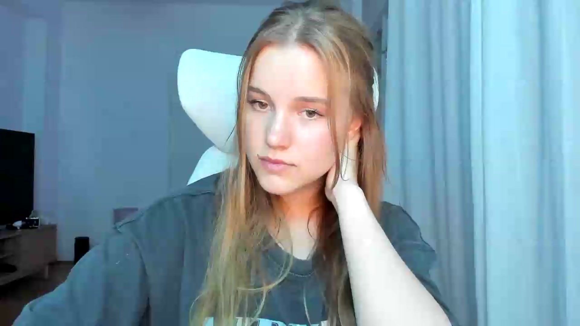 Gallery image thumbnail from Lia_lisia's myfreecams stream on, 05/11/2026, 17:54 image 19 of 20