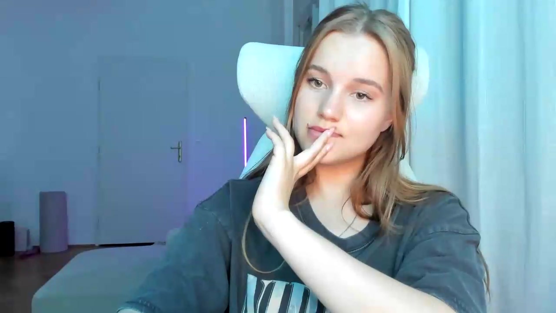 Gallery image thumbnail from Lia_lisia's myfreecams stream on, 05/11/2026, 20:16 image 9 of 20