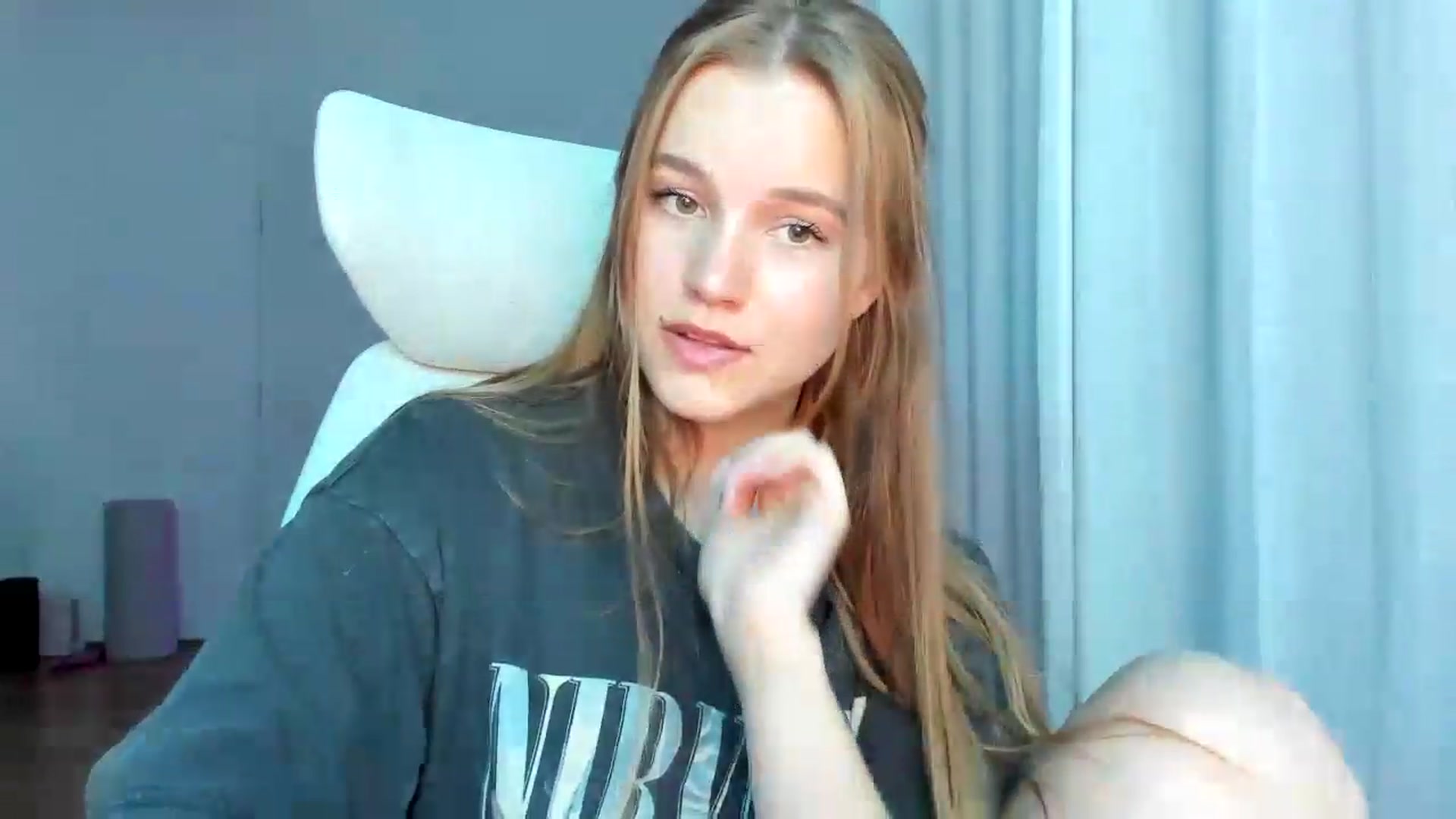 Gallery image thumbnail from Lia_lisia's myfreecams stream on, 05/11/2026, 20:16 image 19 of 20