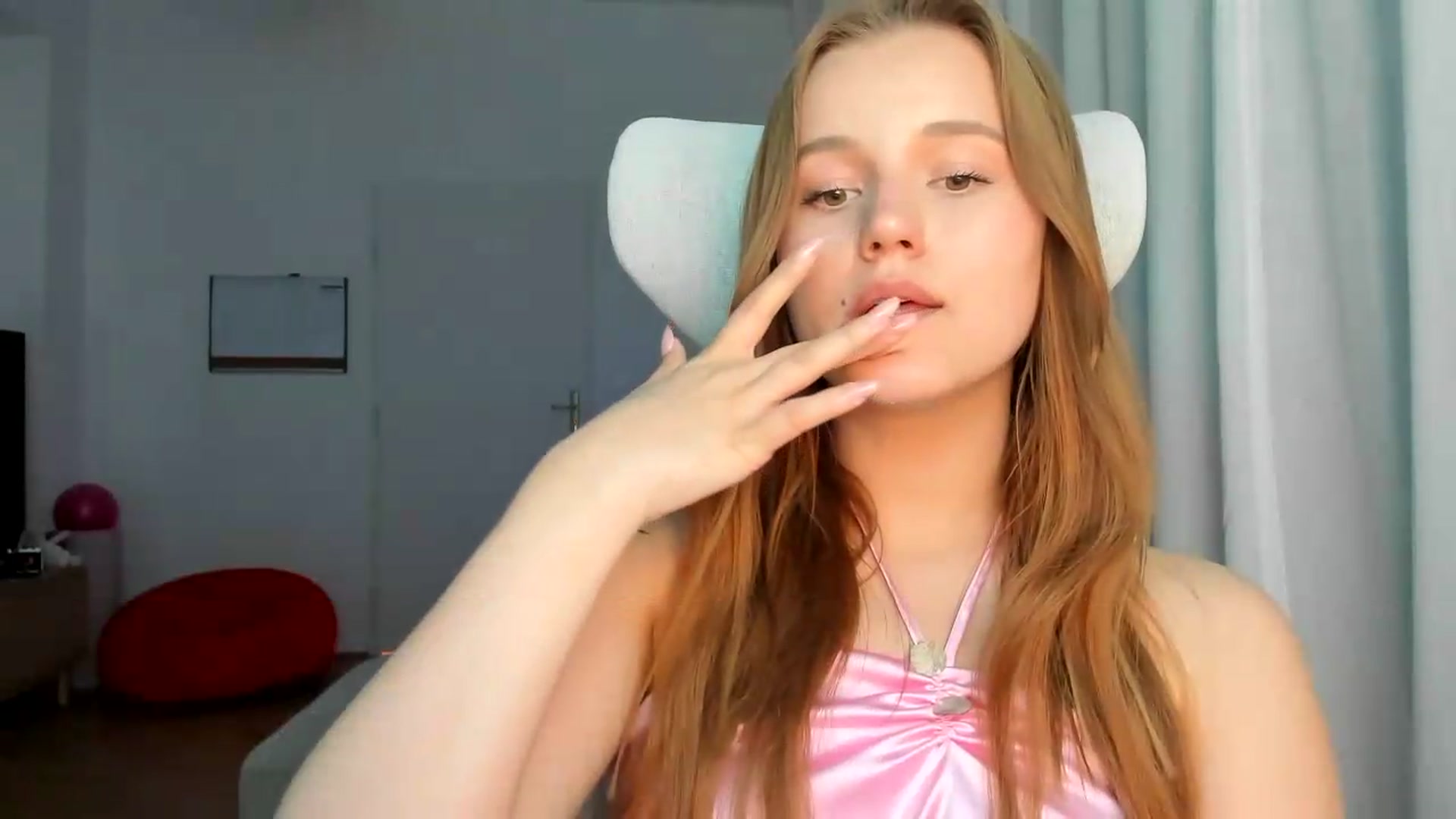 Gallery image thumbnail from Lia_lisia's myfreecams stream on, 05/17/2026, 19:15 image 4 of 20