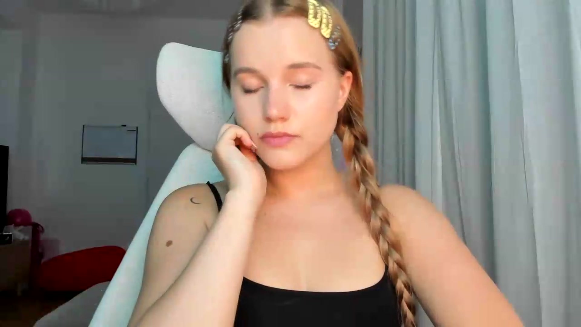 Gallery image thumbnail from Lia_lisia's myfreecams stream on, 05/29/2026, 16:07 image 11 of 20