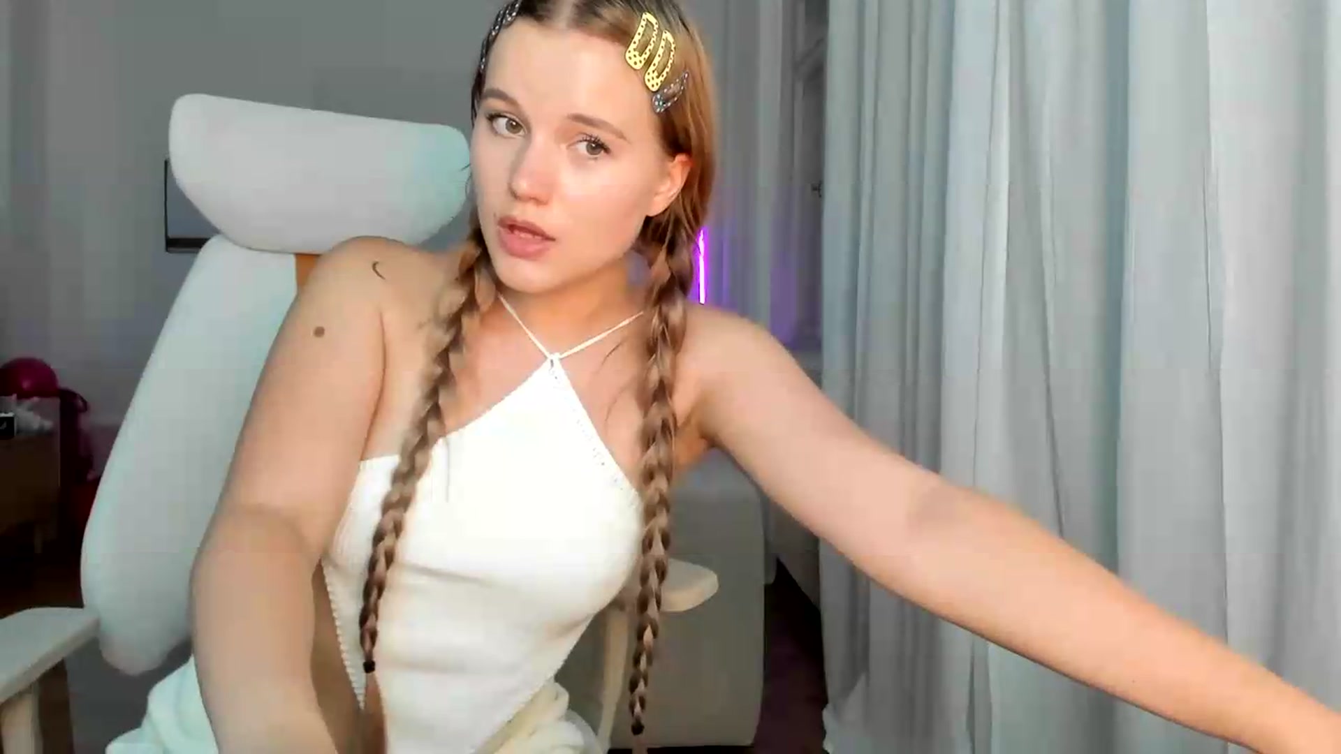 Gallery image thumbnail from Lia_lisia's myfreecams stream on, 05/29/2026, 18:16 image 18 of 20