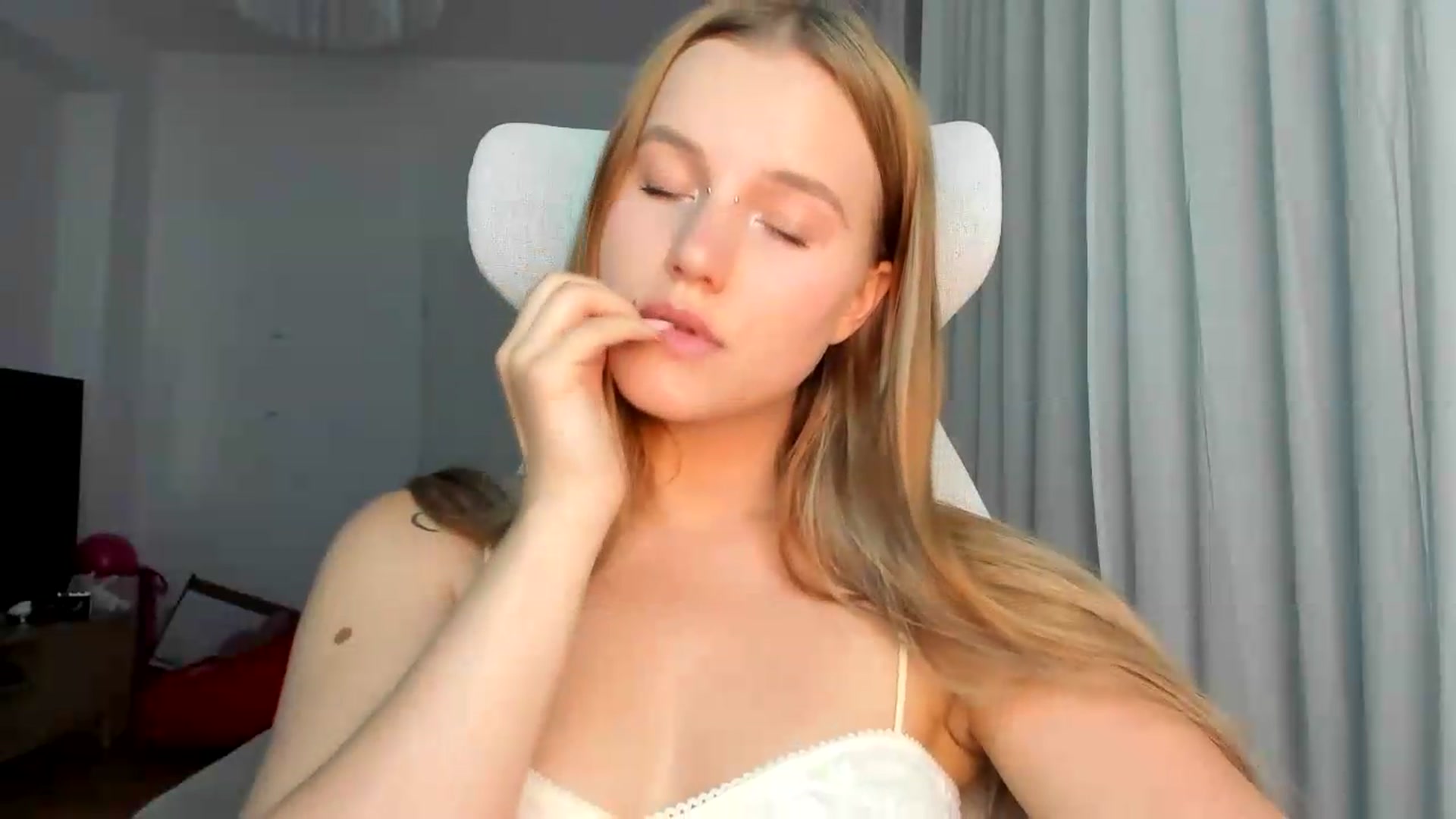 Gallery image thumbnail from Lia_lisia's myfreecams stream on, 05/30/2026, 18:17 image 19 of 20