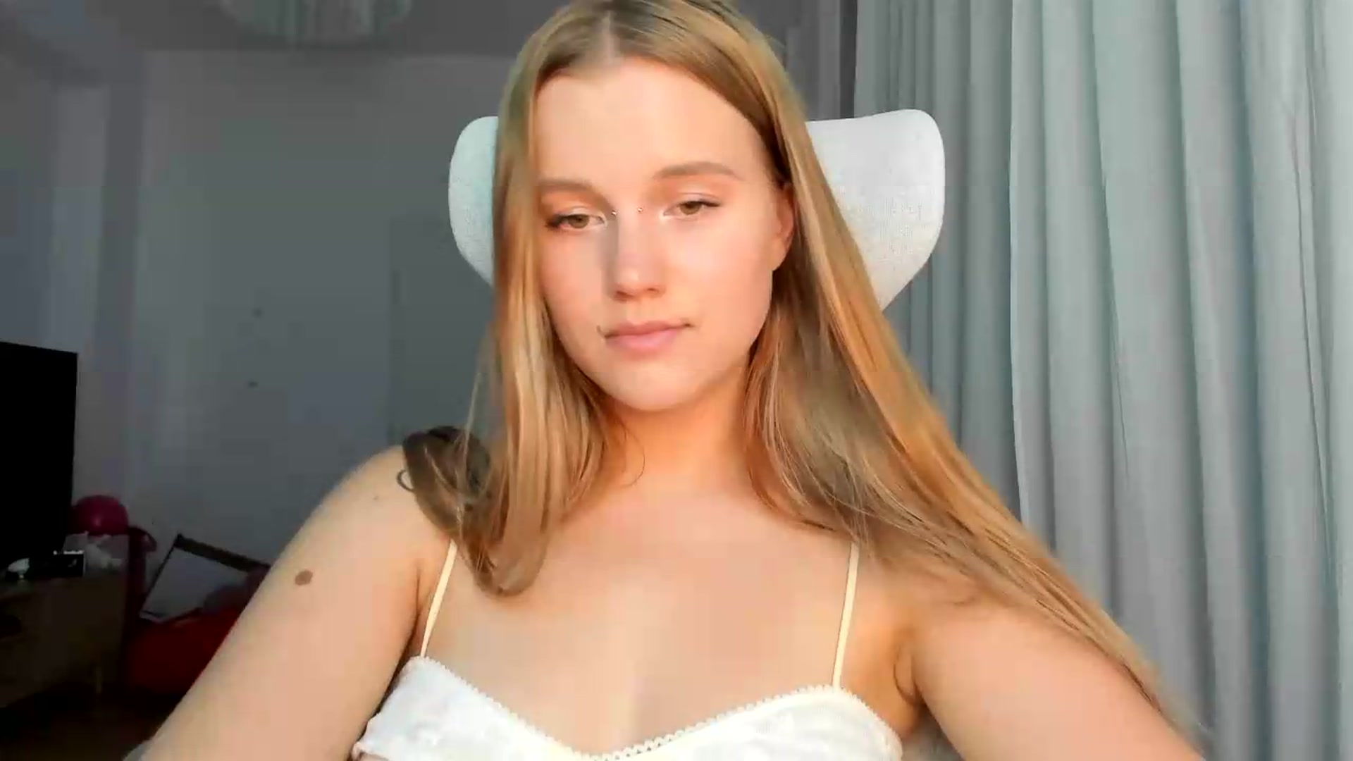 Gallery image thumbnail from Lia_lisia's myfreecams stream on, 05/30/2026, 18:17 image 20 of 20