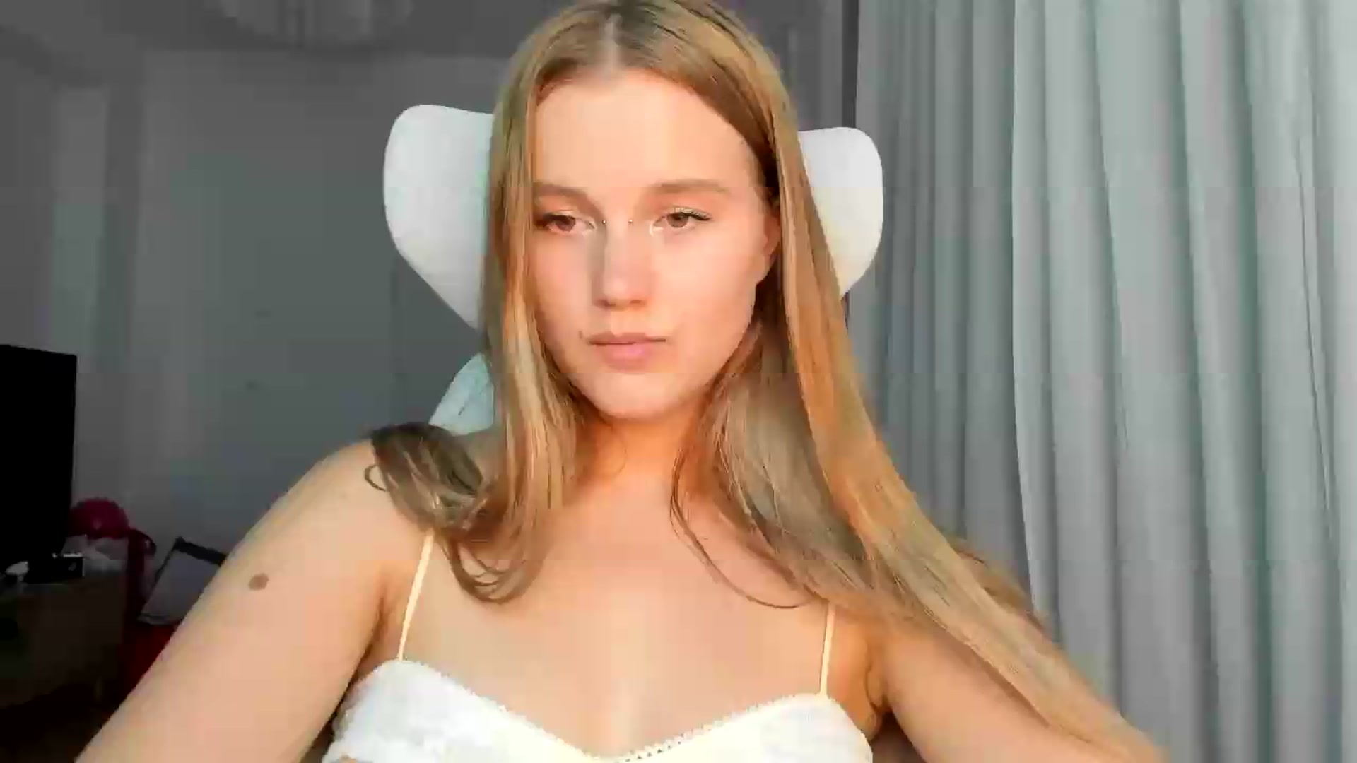 Gallery image thumbnail from Lia_lisia's myfreecams stream on, 05/30/2026, 18:17 image 17 of 20