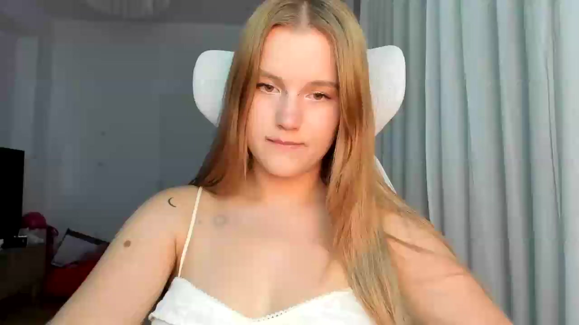 Gallery image thumbnail from Lia_lisia's myfreecams stream on, 05/30/2026, 18:17 image 4 of 20