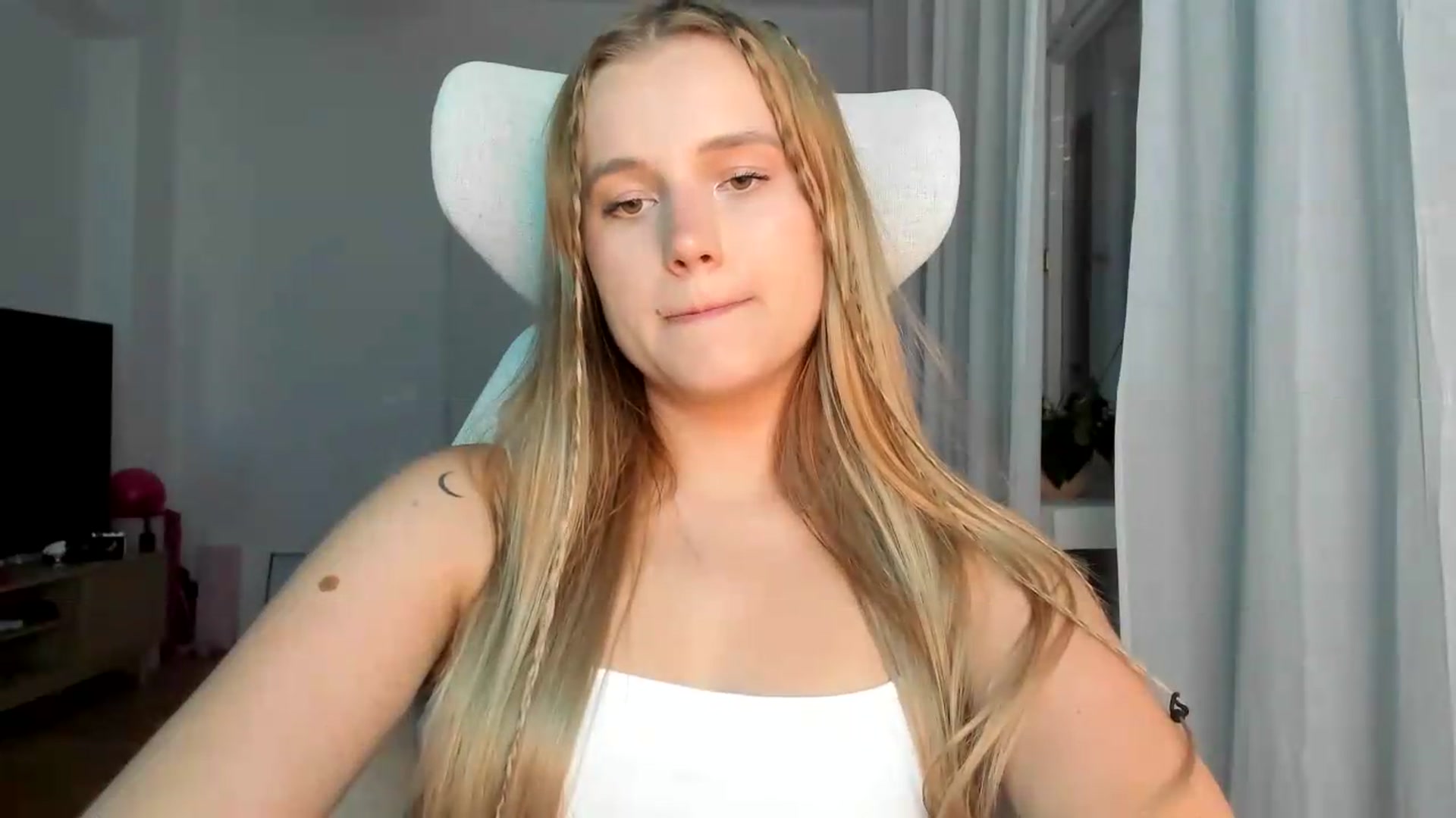 Gallery image thumbnail from Lia_lisia's myfreecams stream on, 06/06/2026, 17:15 image 8 of 20