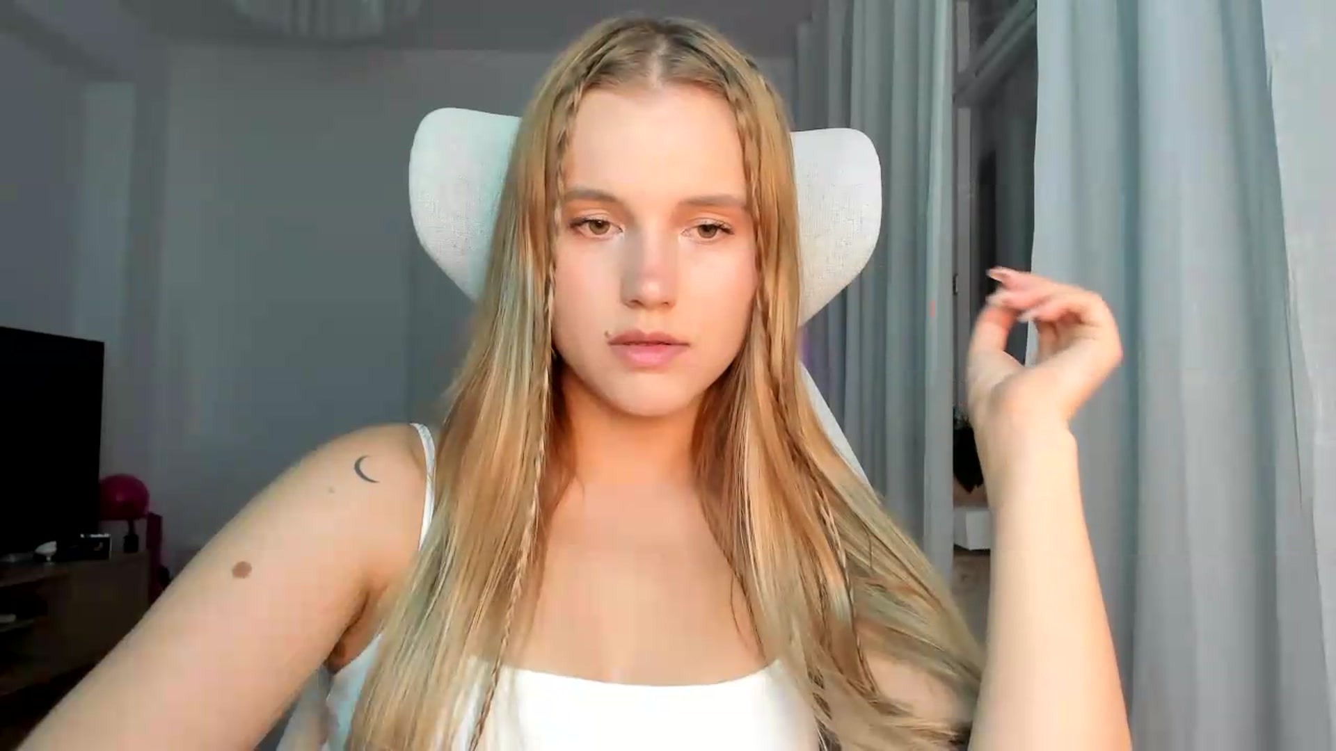 Gallery image thumbnail from Lia_lisia's myfreecams stream on, 06/06/2026, 17:15 image 5 of 20