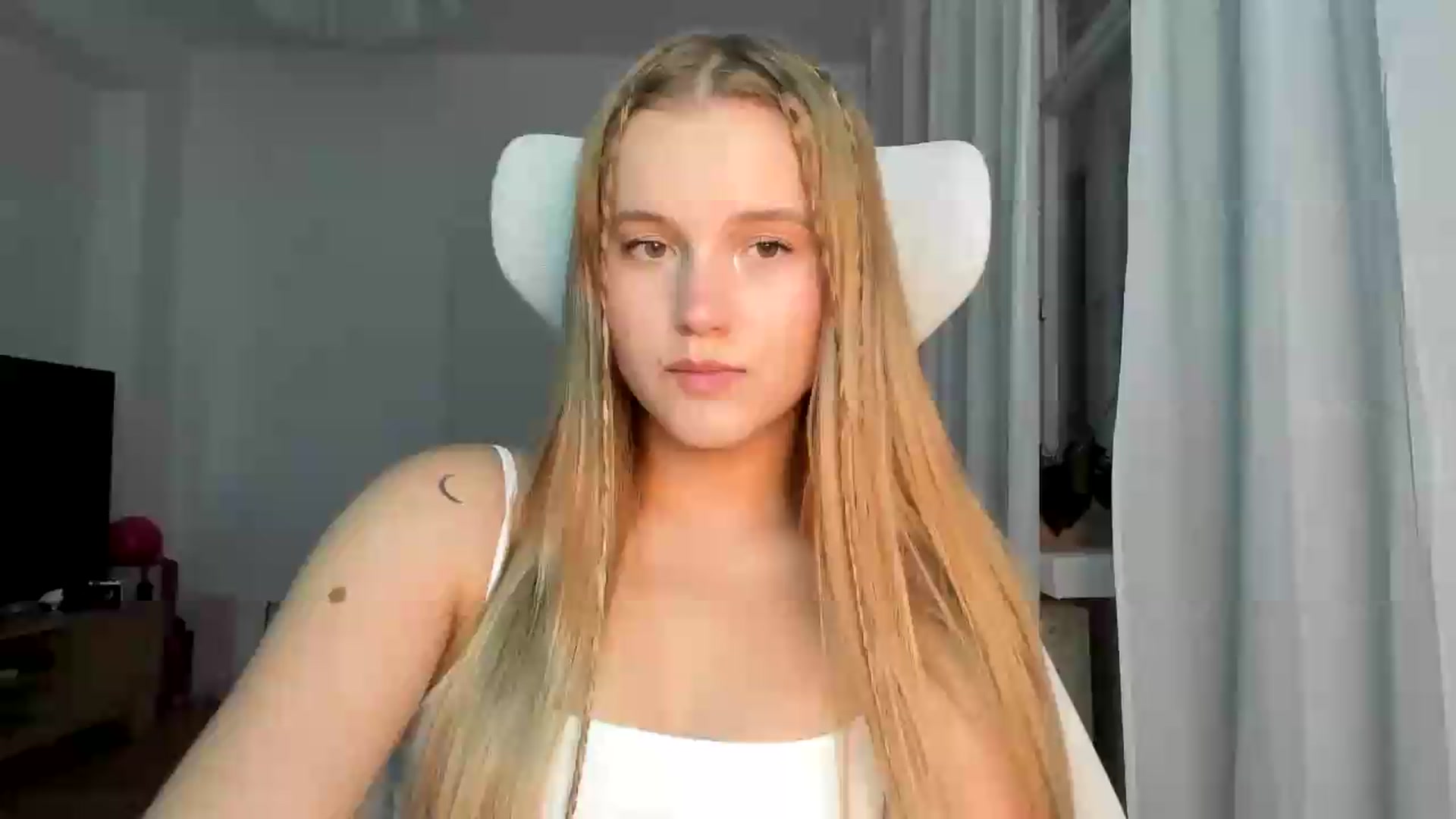 Gallery image thumbnail from Lia_lisia's myfreecams stream on, 06/06/2026, 17:15 image 4 of 20