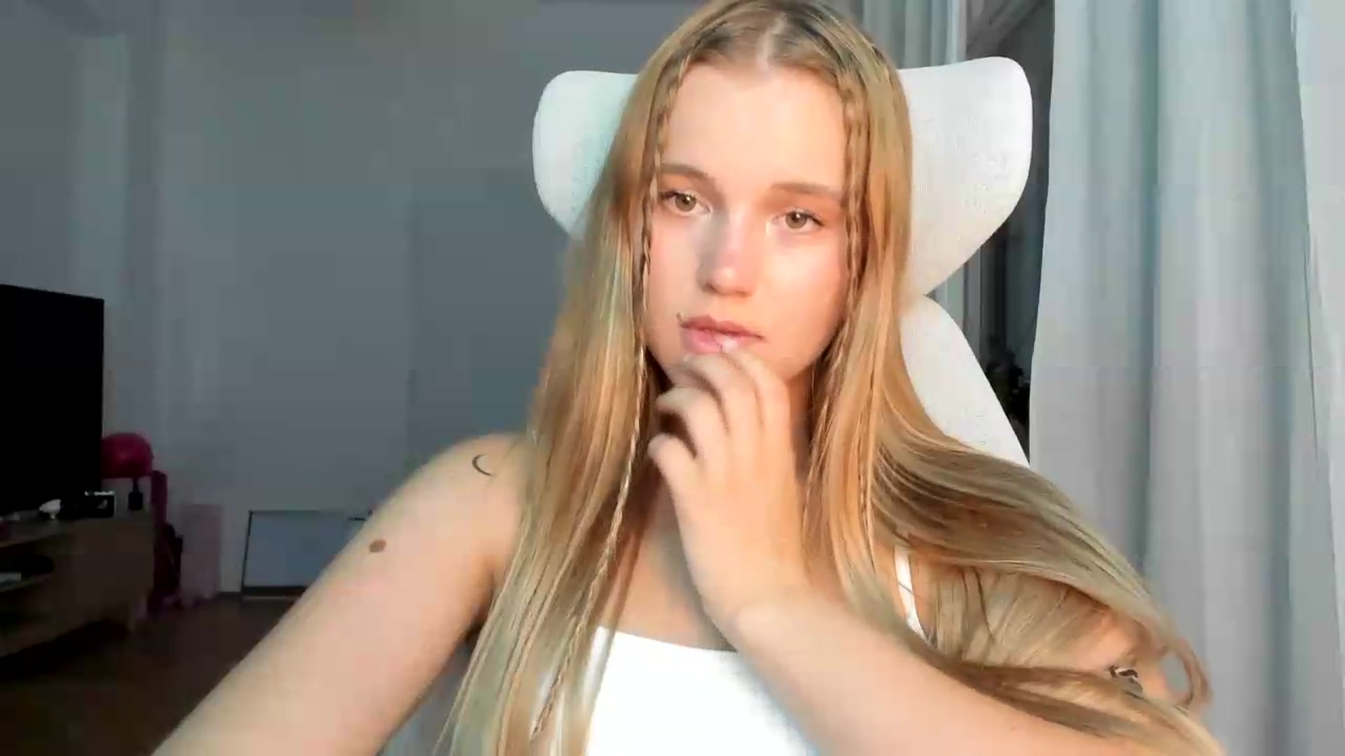 Gallery image thumbnail from Lia_lisia's myfreecams stream on, 06/06/2026, 17:15 image 19 of 20