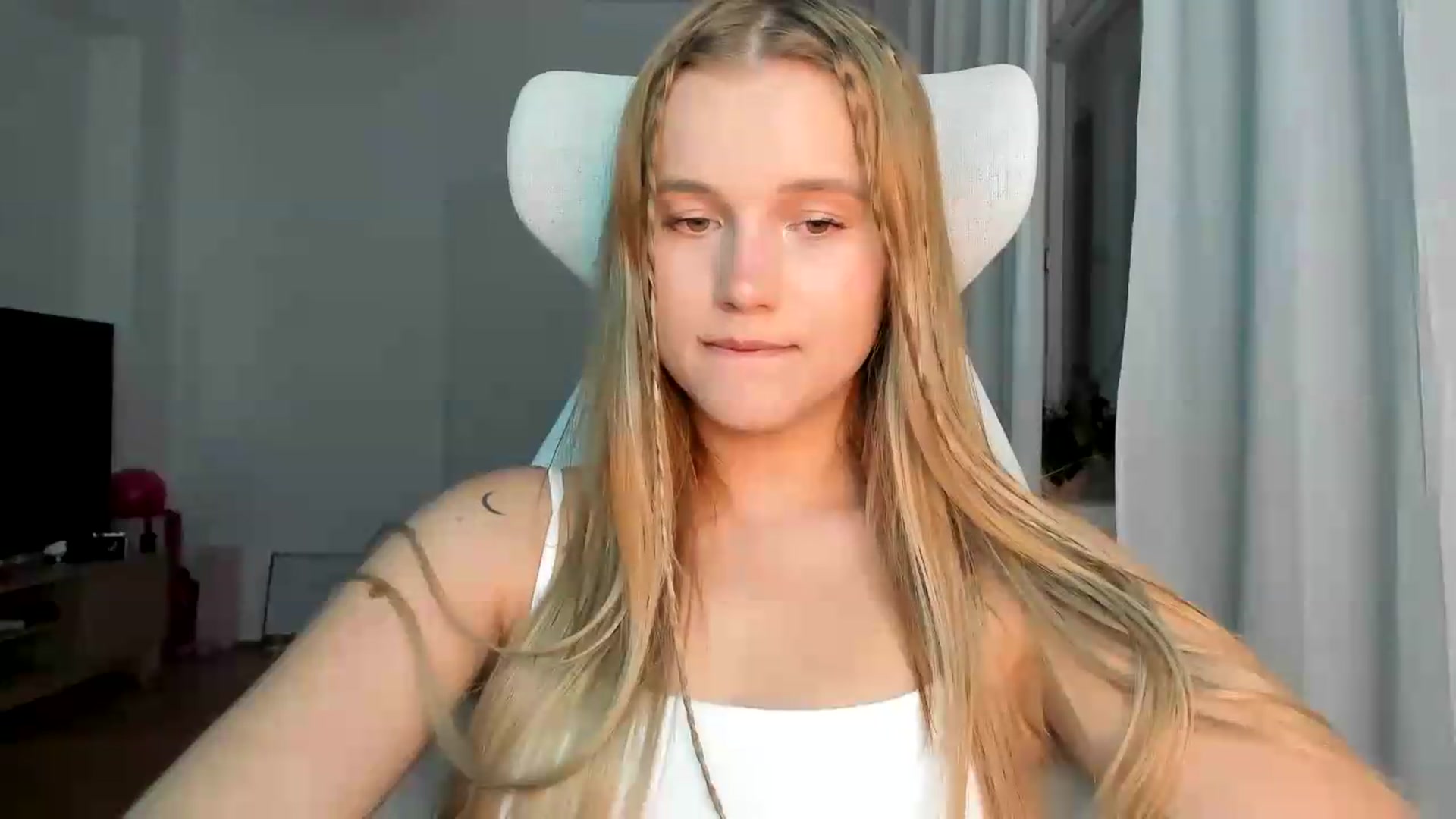 Gallery image thumbnail from Lia_lisia's myfreecams stream on, 06/06/2026, 17:15 image 13 of 20