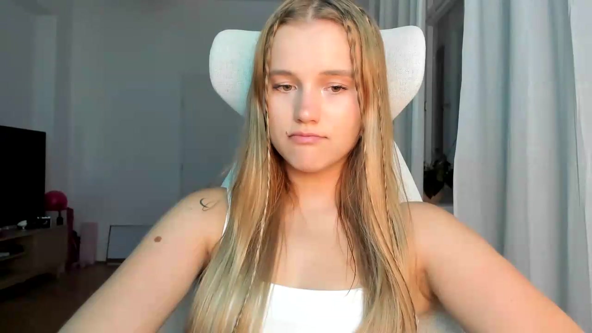 Gallery image thumbnail from Lia_lisia's myfreecams stream on, 06/06/2026, 17:15 image 12 of 20