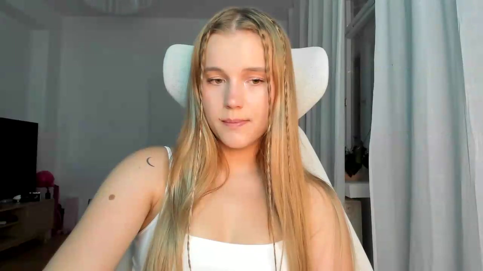 Gallery image thumbnail from Lia_lisia's myfreecams stream on, 06/06/2026, 17:15 image 2 of 20