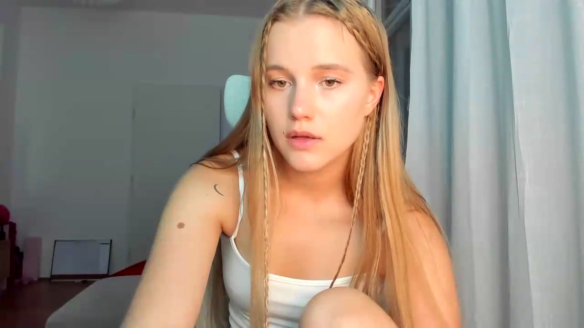 Gallery image thumbnail from Lia_lisia's myfreecams stream on, 06/06/2026, 19:20 image 18 of 20