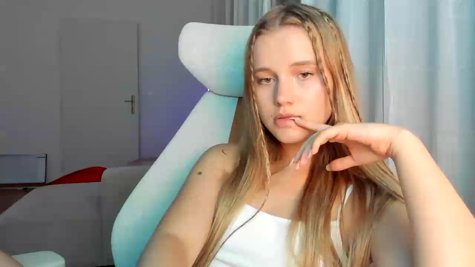Gallery image thumbnail from Lia_lisia's myfreecams stream on, 06/06/2026, 19:20 image 12 of 20