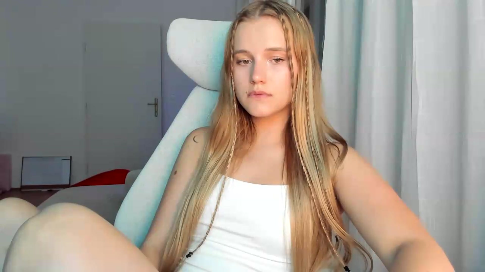 Gallery image thumbnail from Lia_lisia's myfreecams stream on, 06/06/2026, 19:20 image 8 of 20