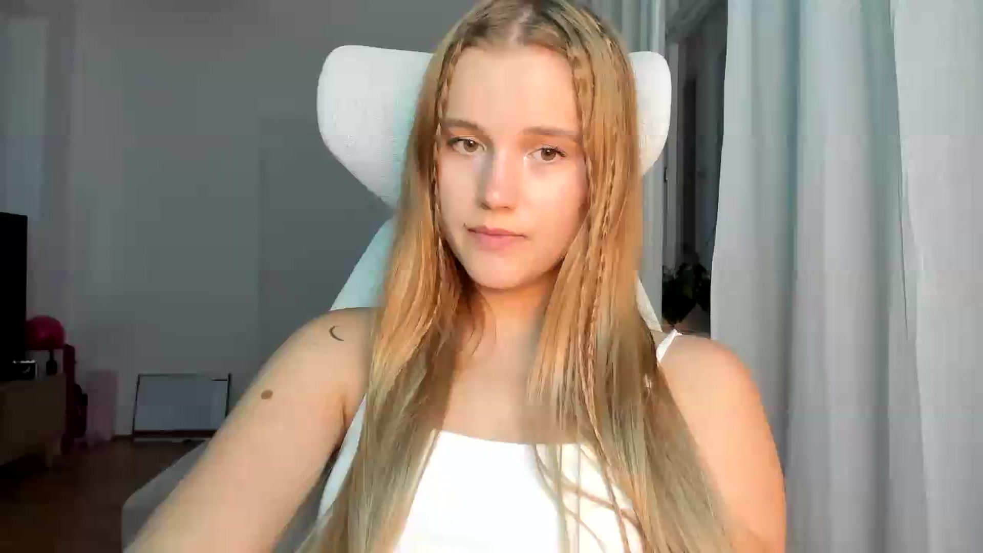 Gallery image thumbnail from Lia_lisia's myfreecams stream on, 06/06/2026, 19:20 image 1 of 20