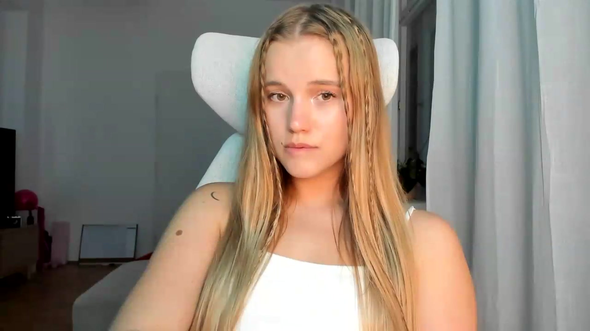 Gallery image thumbnail from Lia_lisia's myfreecams stream on, 06/06/2026, 19:20 image 2 of 20