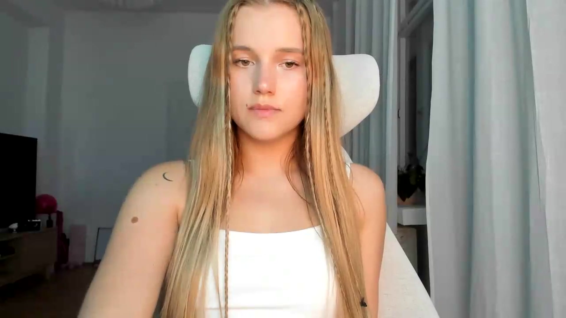 Gallery image thumbnail from Lia_lisia's myfreecams stream on, 06/06/2026, 19:20 image 6 of 20