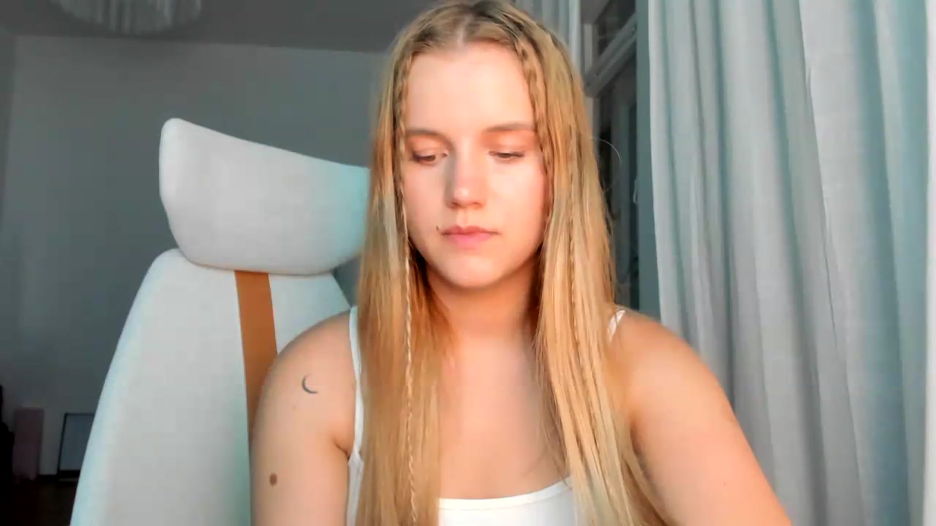 Gallery image thumbnail from Lia_lisia's myfreecams stream on, 06/06/2026, 23:42 image 16 of 20