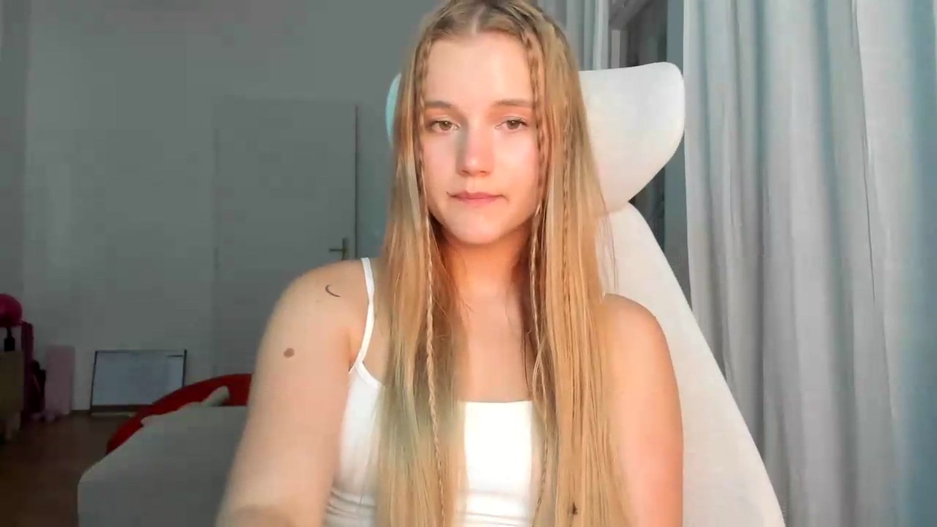 Gallery image thumbnail from Lia_lisia's myfreecams stream on, 06/06/2026, 23:42 image 10 of 20