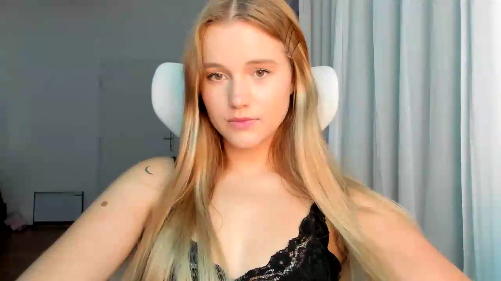 Gallery image thumbnail from Lia_lisia's myfreecams stream on, 06/12/2026, 18:20 image 6 of 20