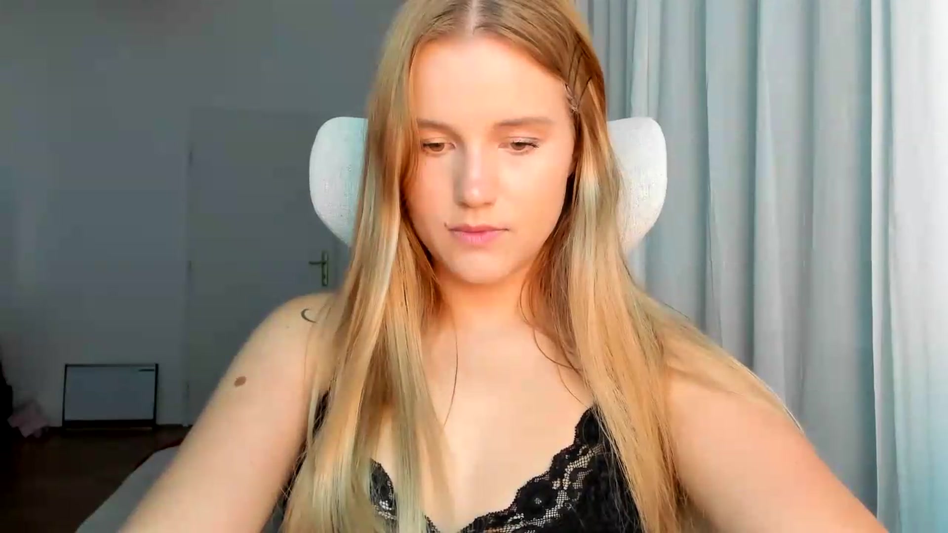 Gallery image thumbnail from Lia_lisia's myfreecams stream on, 06/12/2026, 18:20 image 8 of 20