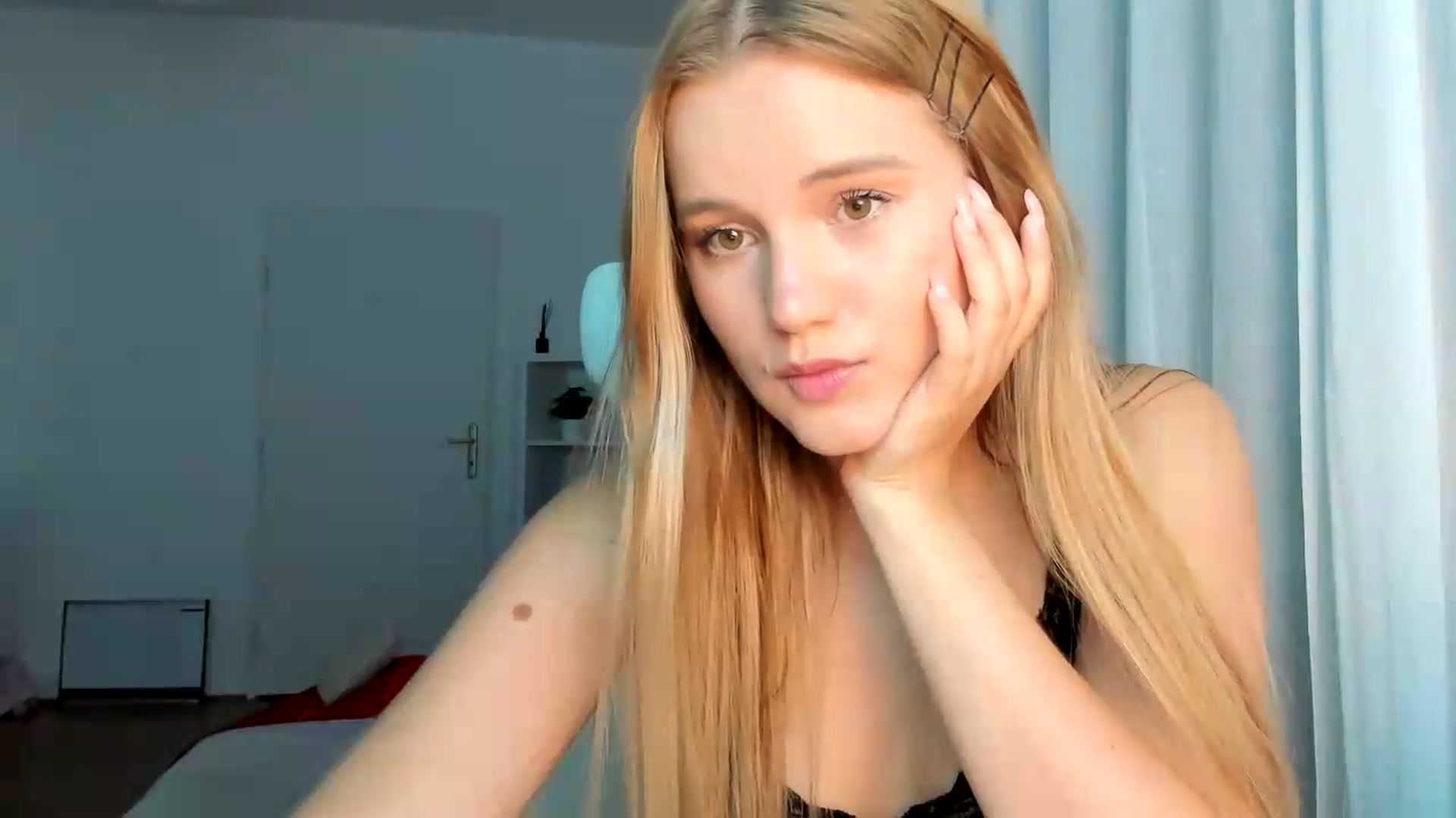 Gallery image thumbnail from Lia_lisia's myfreecams stream on, 06/12/2026, 18:20 image 16 of 20