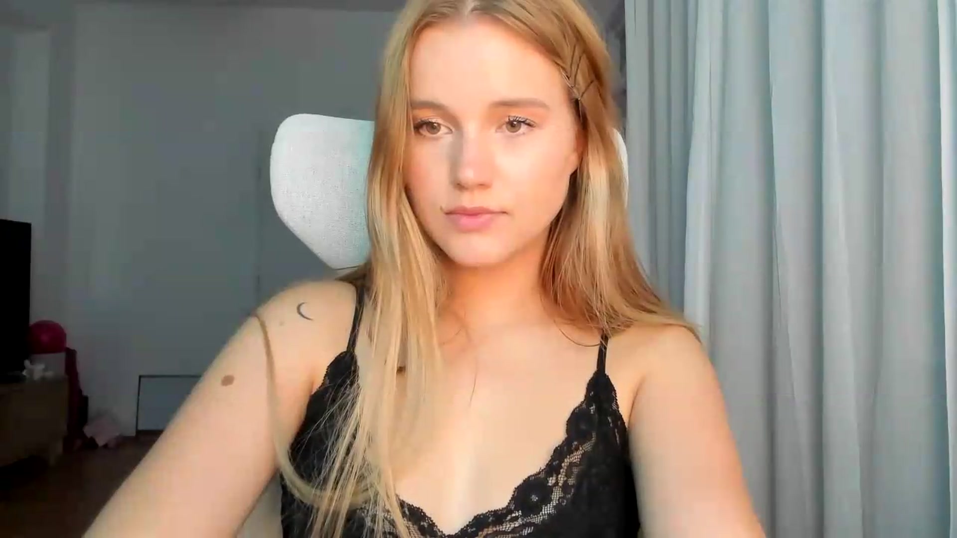 Gallery image thumbnail from Lia_lisia's myfreecams stream on, 06/12/2026, 20:04 image 8 of 20