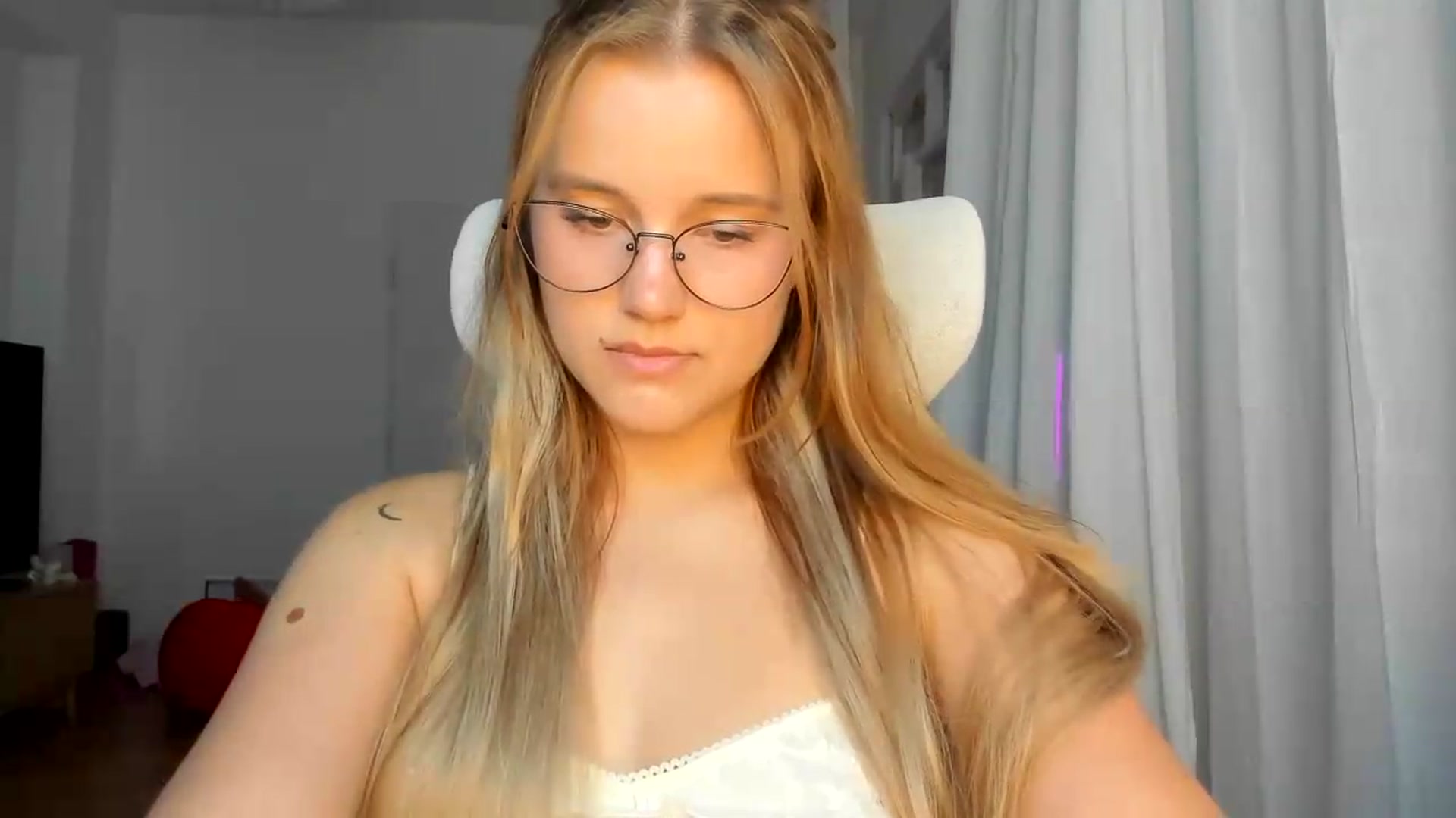 Gallery image thumbnail from Lia_lisia's myfreecams stream on, 06/15/2026, 17:50 image 15 of 20