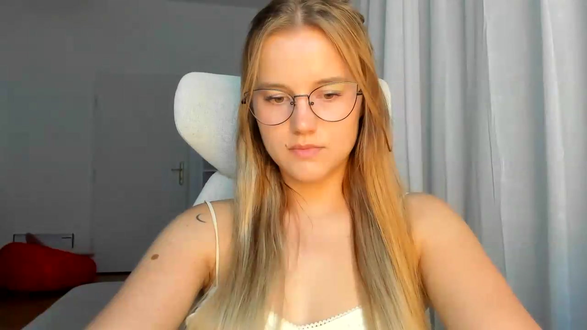 Gallery image thumbnail from Lia_lisia's myfreecams stream on, 06/15/2026, 19:30 image 16 of 20