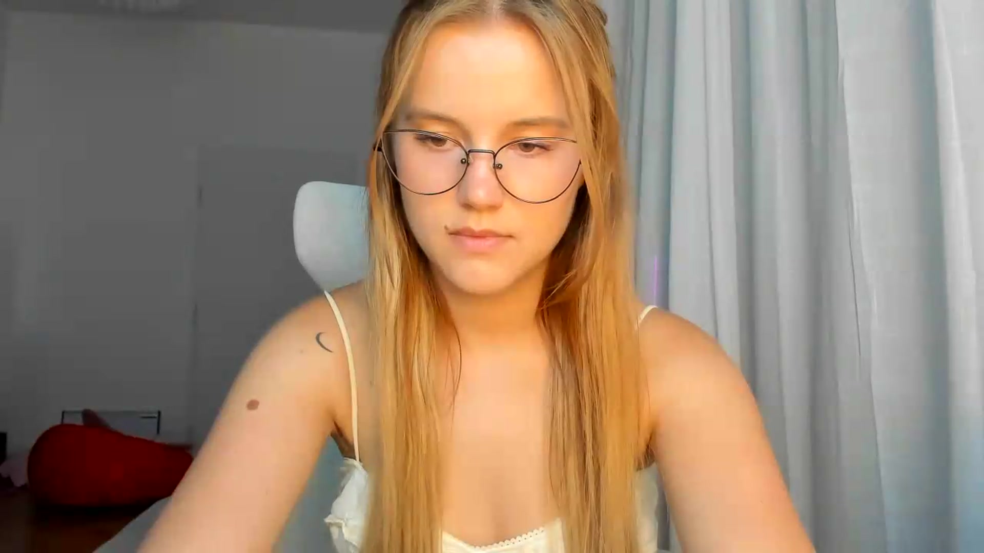 Gallery image thumbnail from Lia_lisia's myfreecams stream on, 06/15/2026, 19:30 image 6 of 20