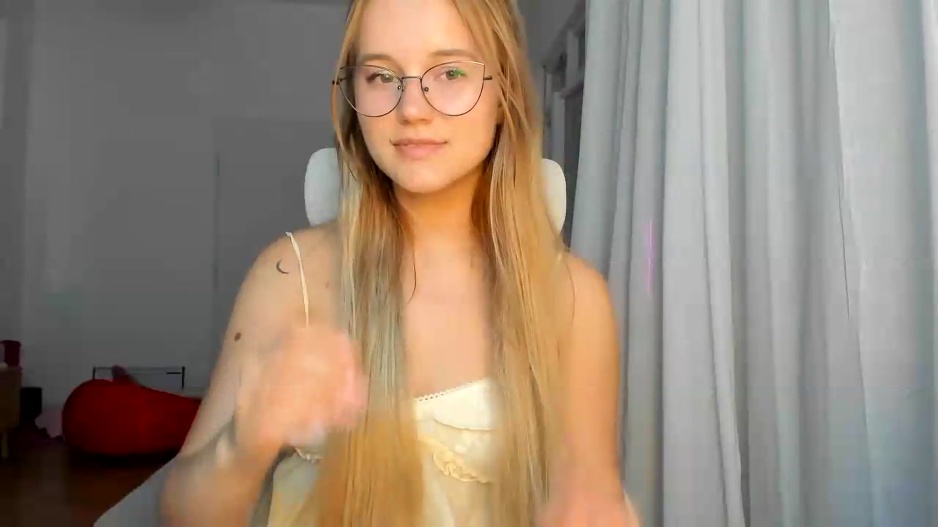 Gallery image thumbnail from Lia_lisia's myfreecams stream on, 06/15/2026, 19:30 image 2 of 20
