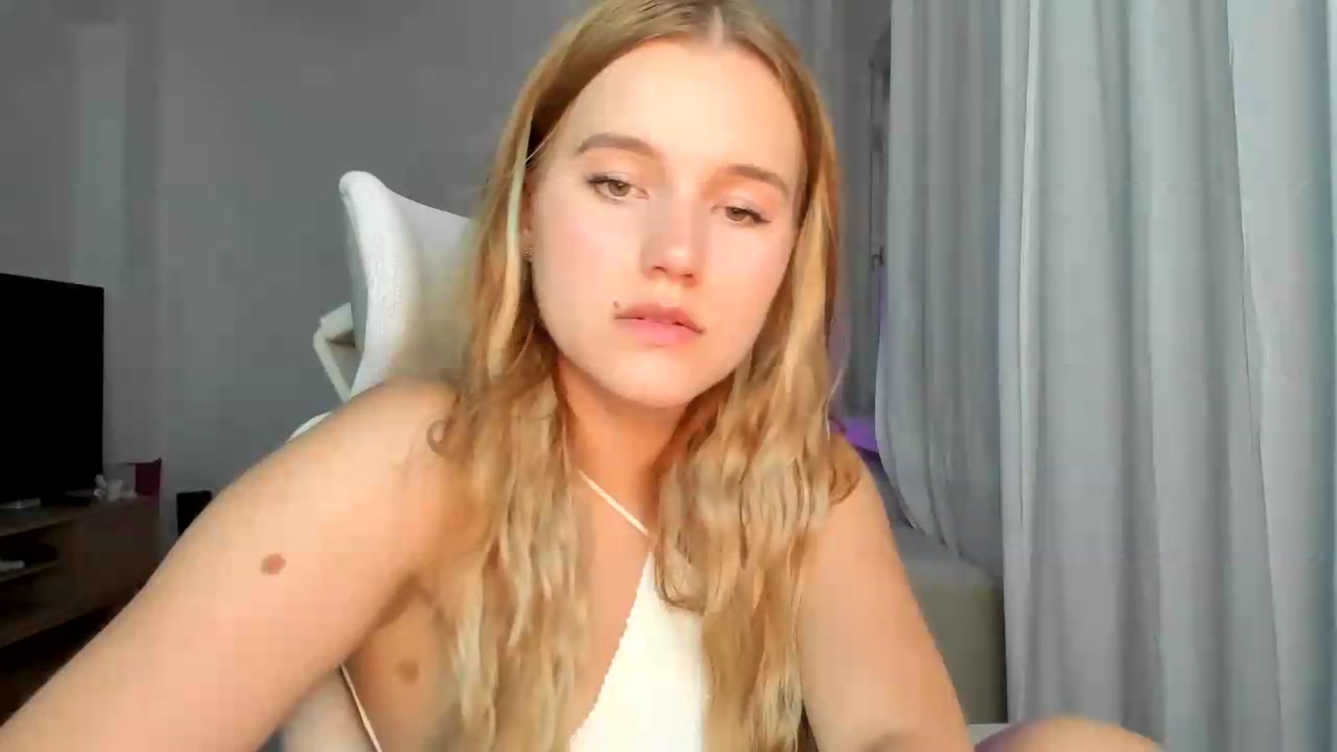 Gallery image thumbnail from Lia_lisia's myfreecams stream on, 06/20/2026, 18:03 image 15 of 20